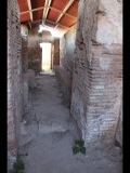 05204 ostia - regio iii - insula xvi - terme della trinacria (iii,xvi,7) - korridor an der ostseite - vli ri via della foce - ri norden.jpg